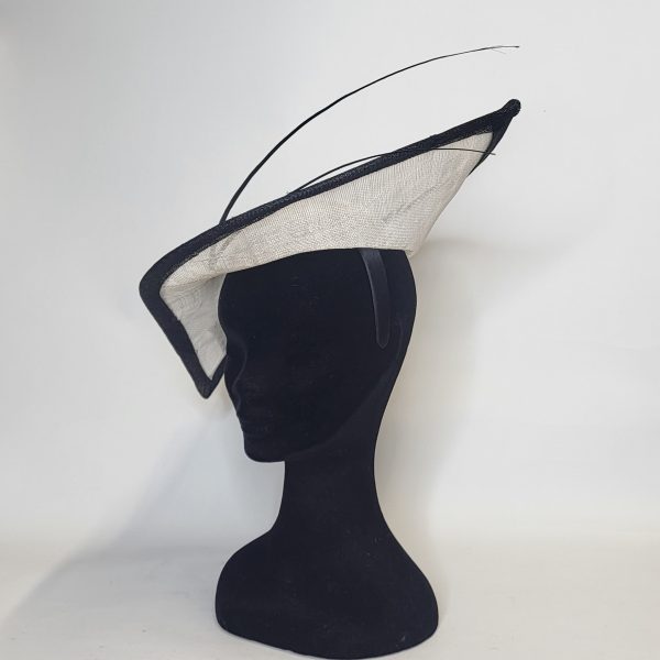WYNONA - BLACK AND WHITE POOINTED SLOPE FASCINATOR - Image 4