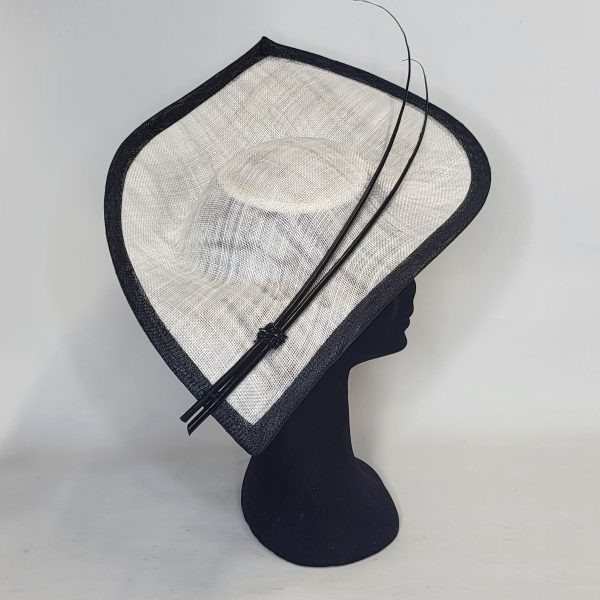 WYNONA - BLACK AND WHITE POOINTED SLOPE FASCINATOR - Image 3
