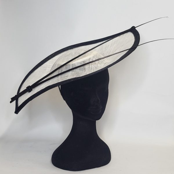 WYNONA - BLACK AND WHITE POOINTED SLOPE FASCINATOR - Image 2