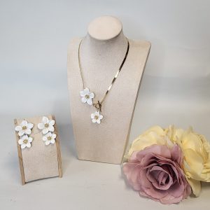 KENYA - WHITE AND GOLD FLOWER PENDANT AND EARRINGS