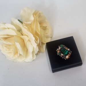 olivia - Emerald green rhinestone brooch