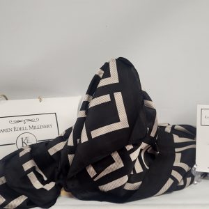 BLACK AND CREAM PASHMINA WRAP AND BROOCH  GIFT SET